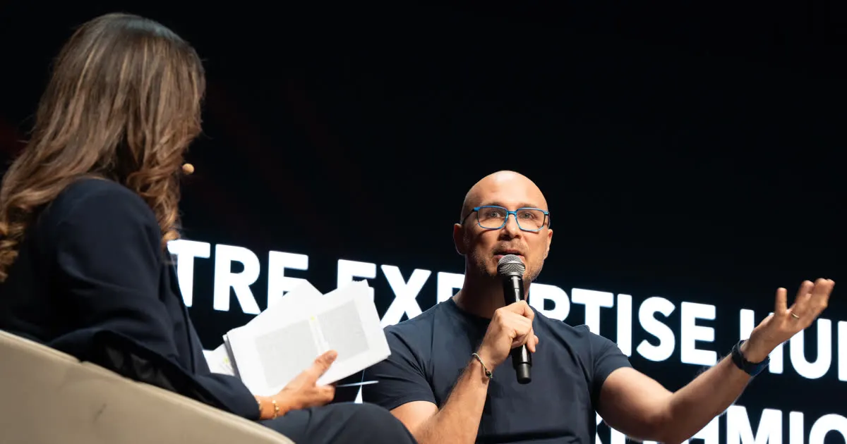 Luc Truntzler au micro lors d’une table ronde sur l’IA