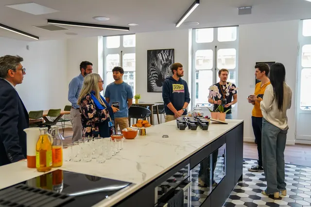 L'espace d'accueil de Onepoint Live, autour d'un grand comptoir en marbre.