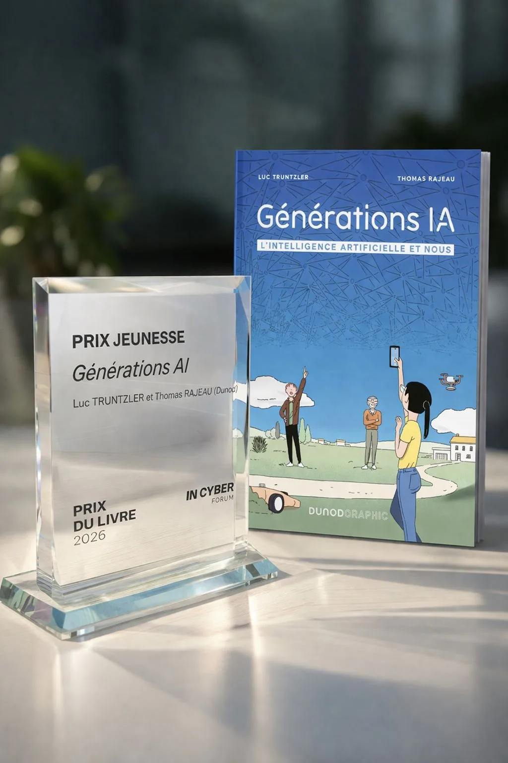 Le trophée du Prix du Livre Cyber 2026, catégorie Jeunesse, décerné à Générations IA par l'InCyberForum, posé à côté de la bande dessinée