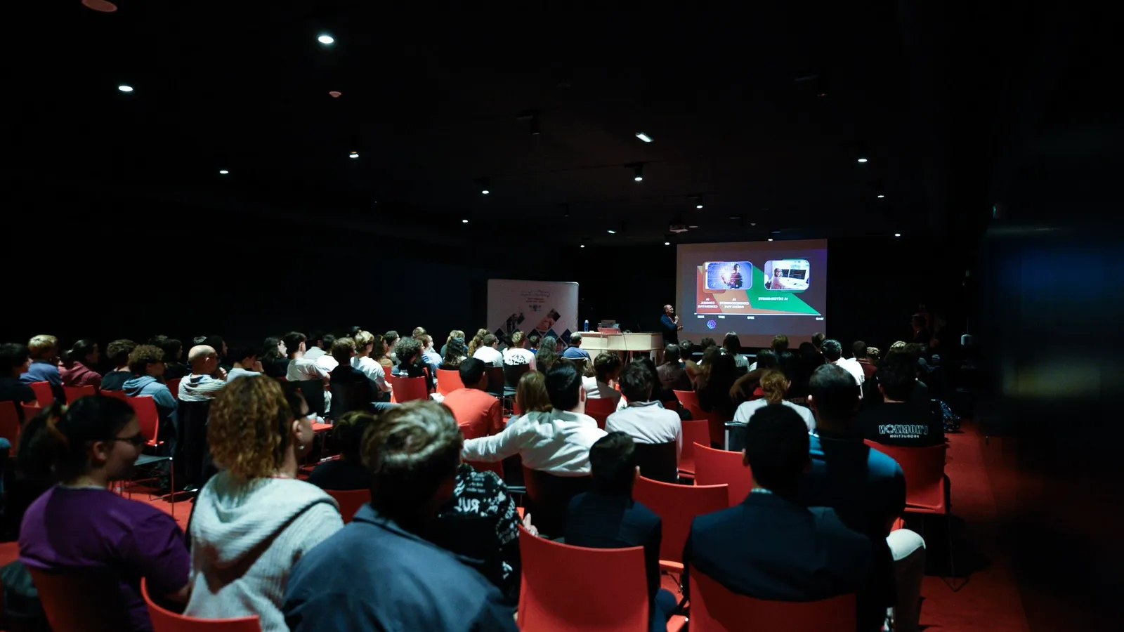 Auditorium rempli lors d'une conférence de Luc Truntzler sur l'intelligence artificielle