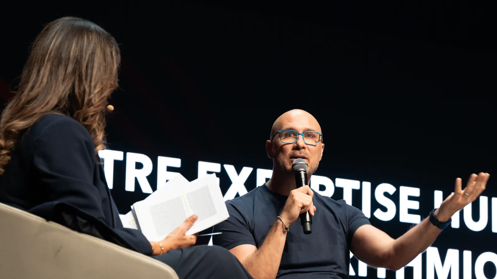 Luc Truntzler, micro en main, lors d'une table ronde sur l'intelligence artificielle au 48e Congrès des géomètres-experts