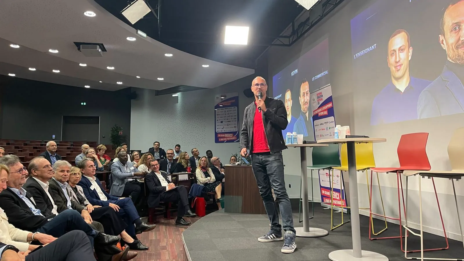 Luc Truntzler animant une intervention sur l'intelligence artificielle devant une salle attentive
